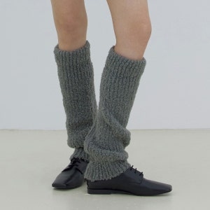 [언더컨트롤 스튜디오 워머] 모헤어 부크레 시그니처 로고 라벨 포인트 레그 워머 차콜