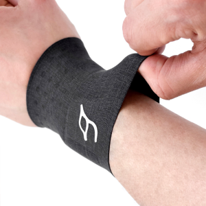 테이핑과 밴드를 한번에, 아머스킨 손목보호대