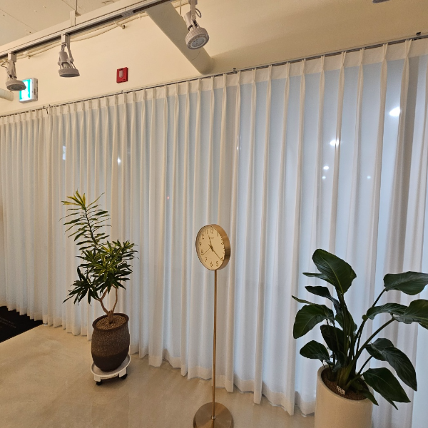 Ammakkeoteunudeubeulraindeujeonmun Gangnamgudaechidongjeom (암막커튼우드블라인드전문 강남구대치동점)