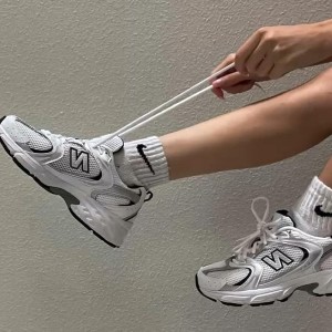 모어디 뉴발란스 530 화이트 실버 남녀 커플 운동화 굽높이3cm