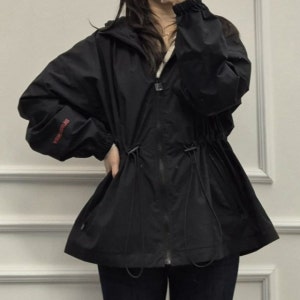 버버리 뉴 벌리 드로스트링 소매 로고 후드 숏 자켓 바람막이 2컬러 80842581 80842611 BIRLEY