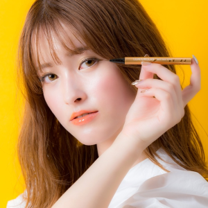 진하지 않고 자연스러운 브라운 아이라이너