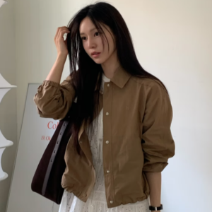 [헤지스 여성] [가격인하]카멜 셔츠 카라 경량 숏 점퍼 HSJU5B304CM