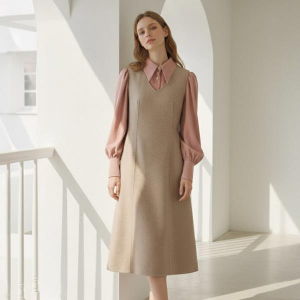 [이앤씨]  울혼방 브이넥 절개라인원피스 (ENOW34T55A)